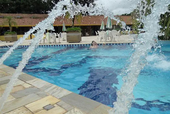 piscina de agua azul e limpa