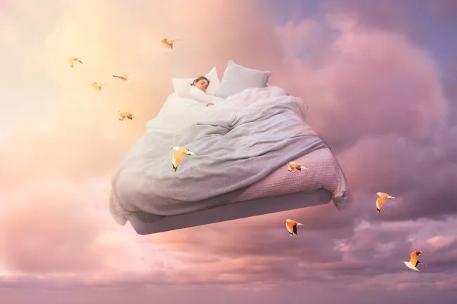 alguem sonhando na cama voando